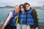Maria, Laura e Glenda no barco que nos levava à Santa Cruz, em Galápagos (foto de Maria Edwards)